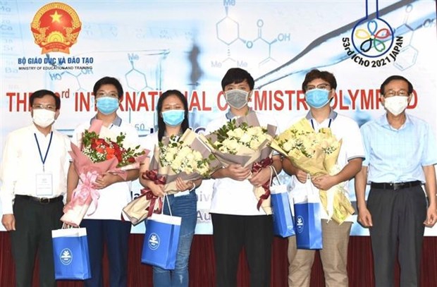 Quatre eleves vietnamiens primes aux Olympiades internationales de chimie 2021 hinh anh 2
