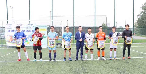 Tournoi de football des etudiants vietnamiens en Belgique en faveur du fonds de vaccin hinh anh 1