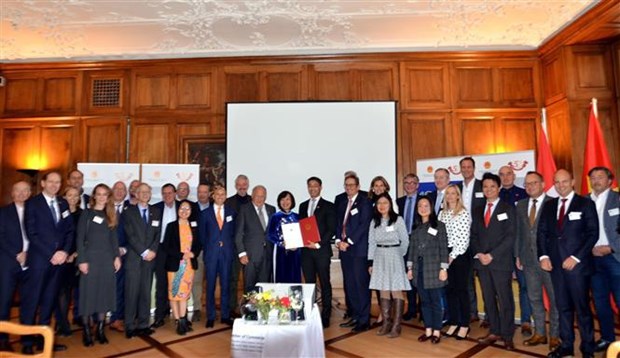 Ceremonie de nomination officielle du premier Consul honoraire du Vietnam en Suisse hinh anh 2