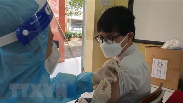 Binh Duong commence a vacciner les mineurs ages de 12 a 17 ans contre le COVID-19 hinh anh 1