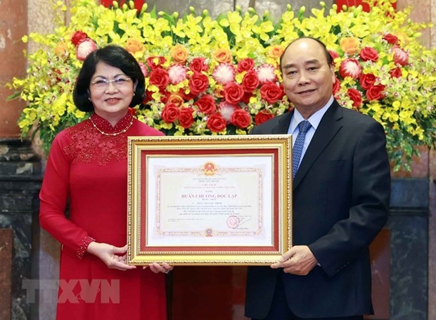 L'Ordre de l’independance de premiere classe remis a l'ancienne vice-presidente Dang Thi Ngoc Thinh hinh anh 1