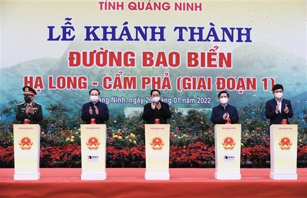 Le PM Pham Minh Chinh assiste a l'inauguration d'ouvrages de transport a Quang Ninh hinh anh 1