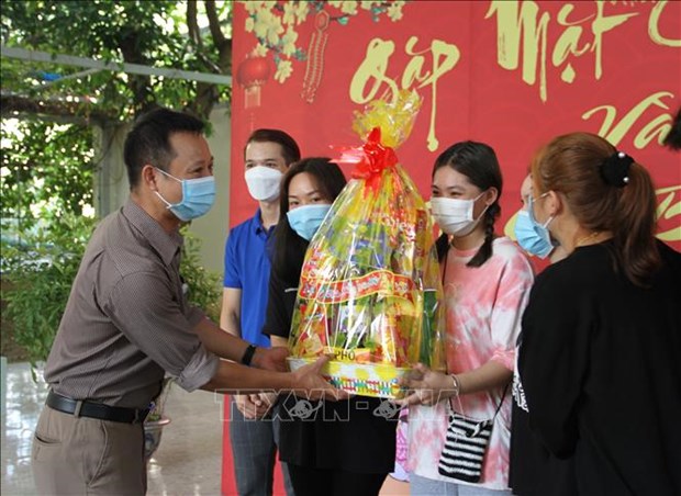 Des etudiants lao accueillent le Nouvel An traditionnel au Vietnam hinh anh 1