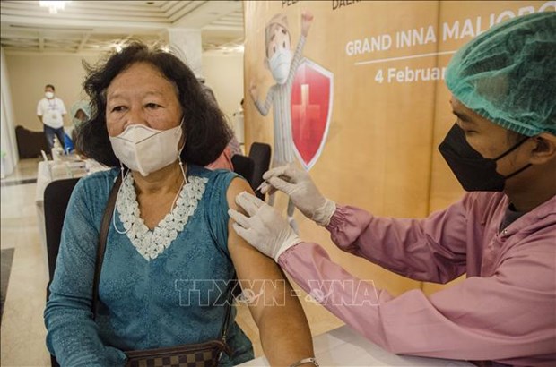 L'Indonesie accelere sa campagne de vaccination pour repousser la vague Omicron hinh anh 1