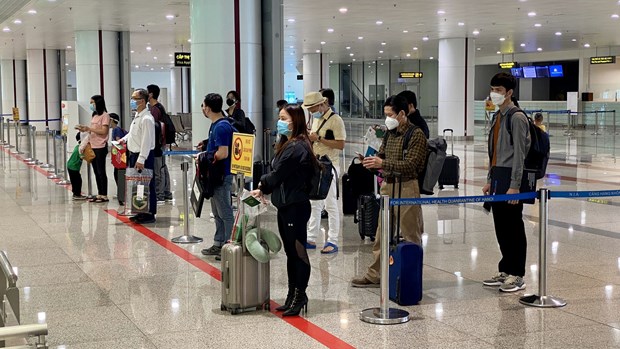 Reouverture au tourisme international: Noi Bai accueille le premier vol de touristes etrangers hinh anh 1