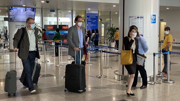 Reouverture au tourisme international: Noi Bai accueille le premier vol de touristes etrangers hinh anh 5