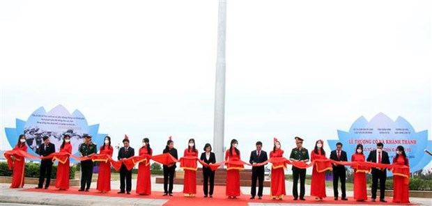Ceremonie de lever du drapeau national et d'inauguration d'un mat au drapeau a Co To hinh anh 2
