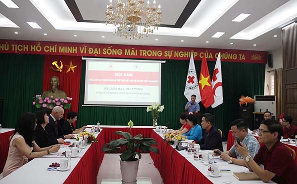 Les Croix-Rouges vietnamienne et canadienne cooperent dans des activites humanitaires hinh anh 1
