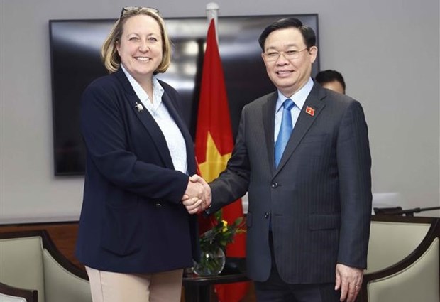 Le president l'AN Vuong Dinh Hue rencontre la ministre britannique du Commerce international hinh anh 1