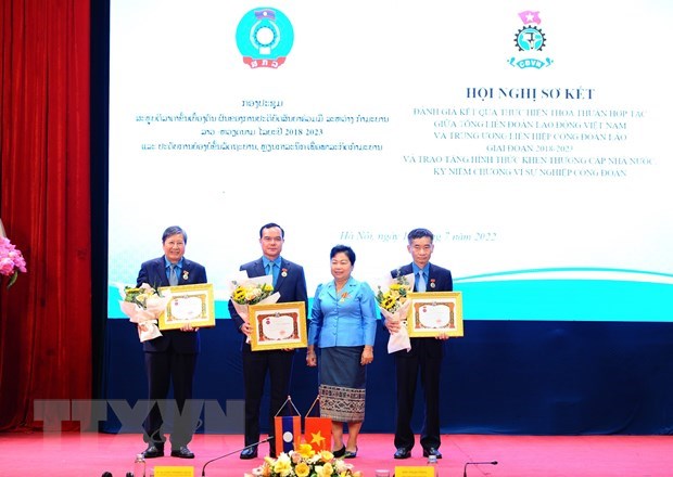 Vietnam et Laos cooperent dans la formation des responsables syndicaux hinh anh 1