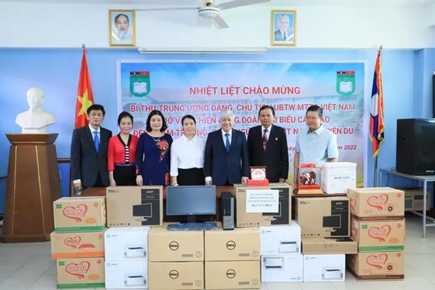 Le president du CC du FPV rend visite a l'ecole bilingue vietnamo-lao Nguyen Du hinh anh 1