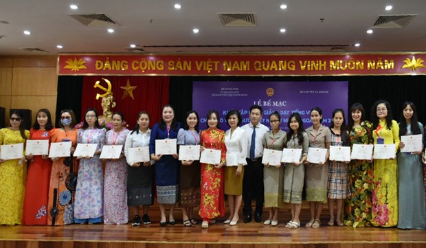 Cloture du cours de formation a la langue vietnamienne pour les enseignants vietnamiens a l’etranger hinh anh 1