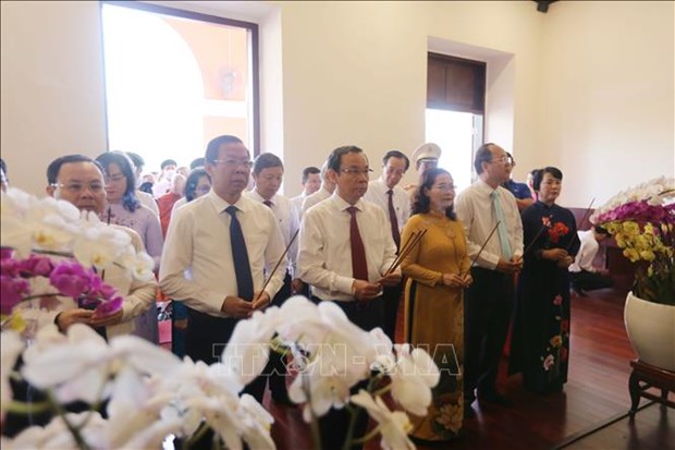 Fete nationale : les dirigeants de la megapole du Sud rendent hommage au President Ho Chi Minh hinh anh 1