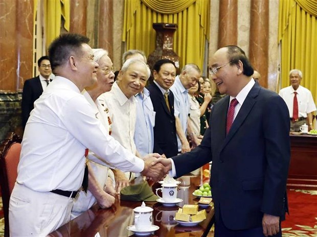 Le president Nguyen Xuan Phuc rencontre d’anciens gardiens de l'Oncle Ho hinh anh 1