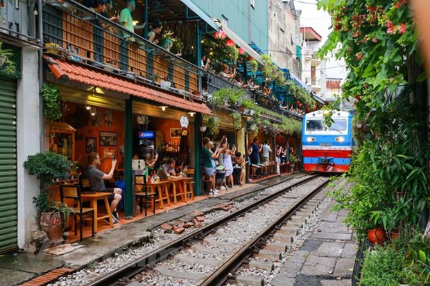 Rue du train a Hanoi: les permis d'exploitation des cafes sont retires hinh anh 1
