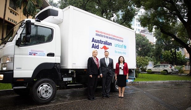COVID-19 : L'Australie livre du vaccin et cinq camions refrigeres au Vietnam hinh anh 1