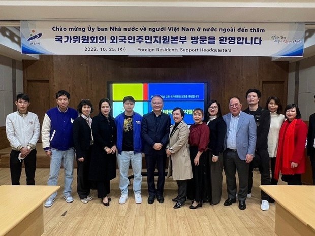 Une delegation de la Commission d’Etat pour les Vietnamiens d’outre-mer en visite en R. de Coree hinh anh 1