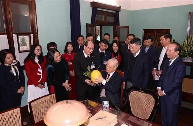 Le secretaire general du Parti Nguyen Phu Trong rend hommage au President Ho Chi Minh hinh anh 2
