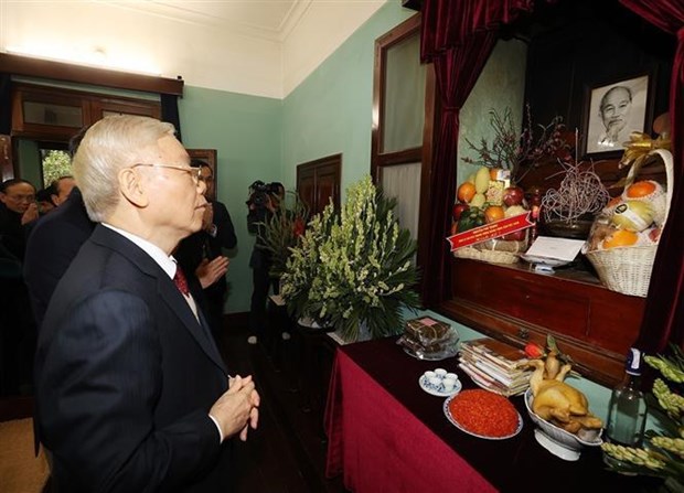 Le secretaire general du Parti Nguyen Phu Trong rend hommage au President Ho Chi Minh hinh anh 1