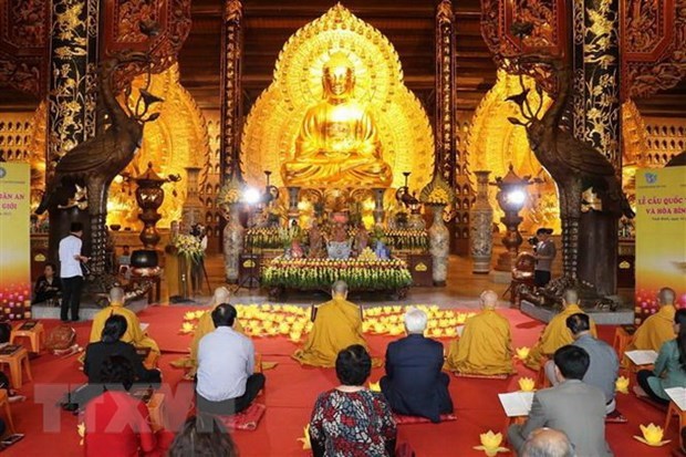 Afflux de touristes a la ceremonie d'ouverture de la fete de la pagode Bai Dinh 2023 hinh anh 1