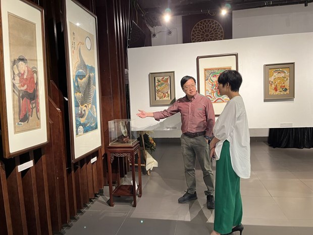 Dialogue entre artisan et jeunes artistes sur les estampes de Hang Trong hinh anh 2