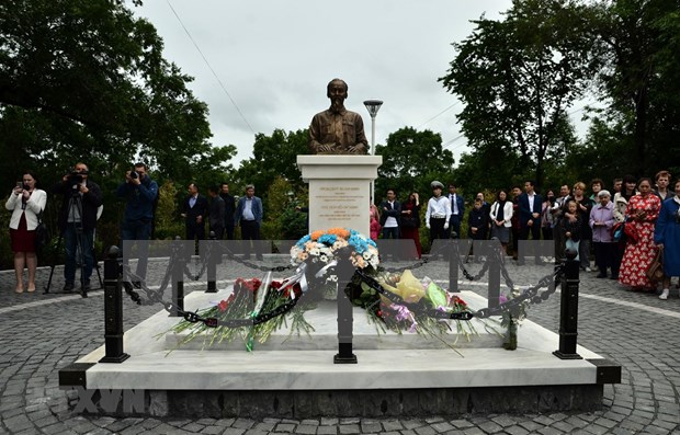 Un buste du president Ho Chi Minh inaugure a Vladivostok, en Russie hinh anh 1