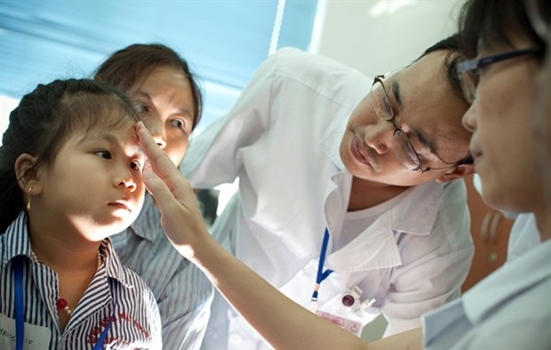 Soin ophtalmologique a des centaines de milliers d’enfants au Centre hinh anh 1