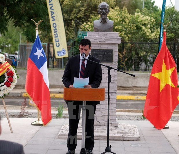 Achevement de la restauration du parc portant le nom du President Ho Chi Minh au Chili hinh anh 1