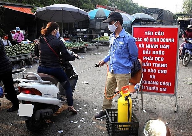 Ce week-end, des tests rapides de depistage de virus SARS-CoV-2 aux marches de vente en gros a Hanoi hinh anh 1