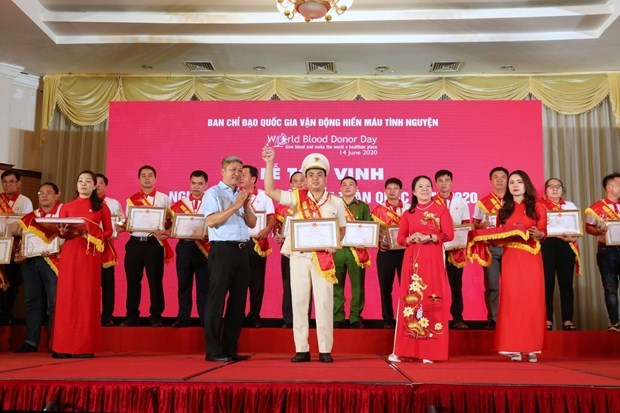 Des donneurs de sang exemplaires du pays 2020 honores a Hanoi hinh anh 1