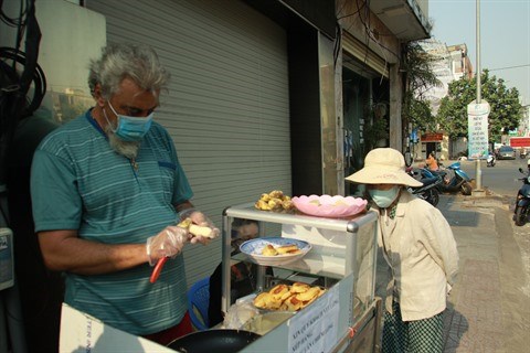 COVID-19 : le petit commerce de rue d'un touriste francais reste au Vietnam hinh anh 1