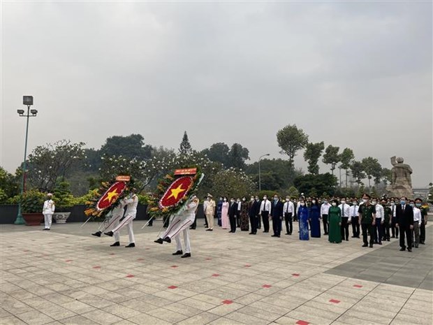 Les dirigeants de Ho Chi Minh-Ville rendent hommage aux heros morts pour la Patrie hinh anh 1