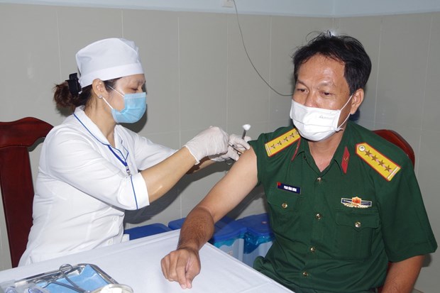 Neuf villes et provinces achevent la premiere phase de vaccination anti-COVID-19 hinh anh 1