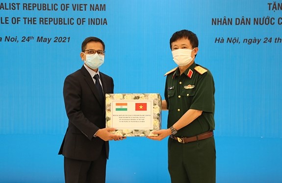 COVID-19 : Le ministere vietnamien de la Defense fait don des fournitures medicales au peuple indien hinh anh 1