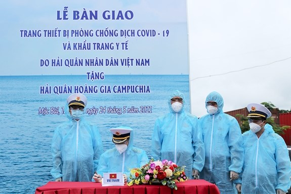 COVID-19 : Le Vietnam fait don de fournitures medicales a la Marine royale cambodgienne hinh anh 1