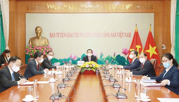 Vietnam et Laos renforcent leur cooperation dans la sensibilisation et l'education hinh anh 1