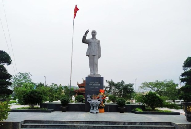 La statue du President Ho Chi Minh a Co To hinh anh 1