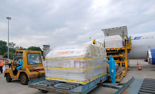 COVID-19 : Plus de 97.000 doses du premier lot de vaccin de Pfizer sont arrives au Vietnam hinh anh 1