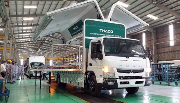 COVID-19 : Thaco fait don de camions specialises pour le transport des vaccins et la vaccination hinh anh 1