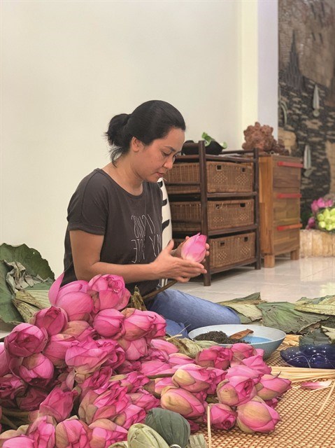 Le the au lotus du lac de l’Ouest, une specialite de Hanoi hinh anh 1