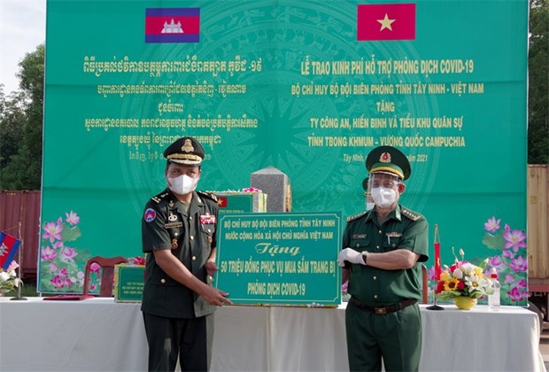 Des cadeaux de la province vietnamienne de Tay Ninh aux gardes-frontieres cambodgiens hinh anh 1
