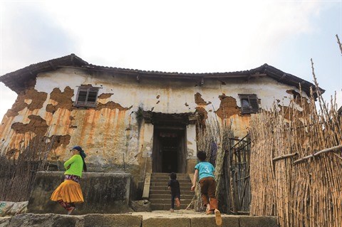 Originalites d’une ancienne maison des H’mong dans la commune de Ha Sung hinh anh 1