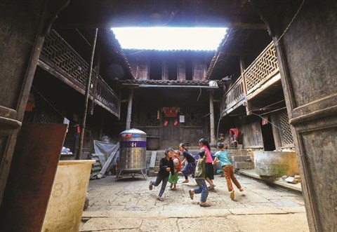 Originalites d’une ancienne maison des H’mong dans la commune de Ha Sung hinh anh 2
