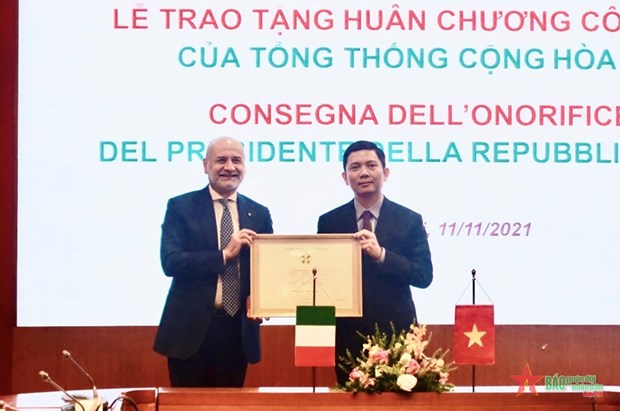 Un professeur associe vietnamien honore de l’Ordre du merite de l’Italie hinh anh 1