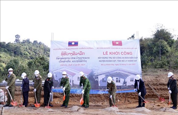 Le Vietnam aide le Laos a construire des sieges de la police dans dix villages hinh anh 1