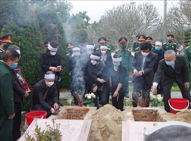 Inhumation des restes de deux martyrs tombes pendant la campagne de Dien Bien Phu hinh anh 1