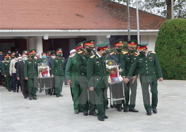 Inhumation des restes de deux martyrs tombes pendant la campagne de Dien Bien Phu hinh anh 2