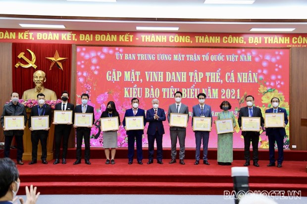 Des Viet kieu ayant d’importantes contributions a la prevention du COVID-19 a l’honneur hinh anh 1
