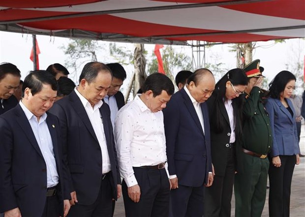 Le president Nguyen Xuan Phuc rend hommage au nationaliste Huynh Thuc Khang hinh anh 1