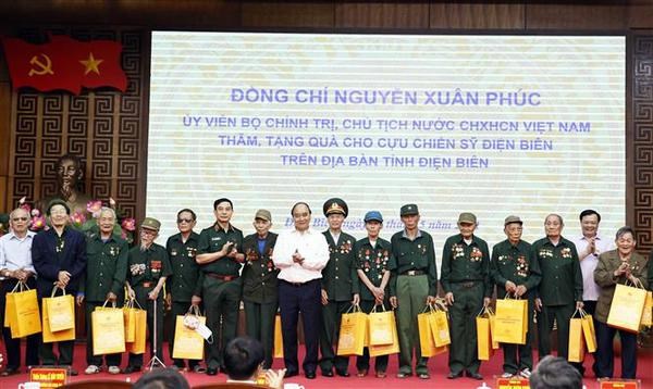Nguyen Xuan Phuc rend hommage aux morts pour la Patrie dans la province de Dien Bien hinh anh 2